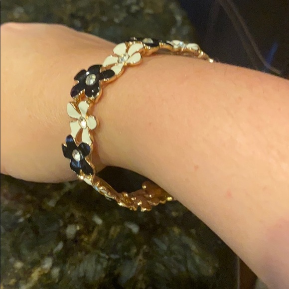 Black and White Flower Stretch Bracelet - Picture 4 of 6
